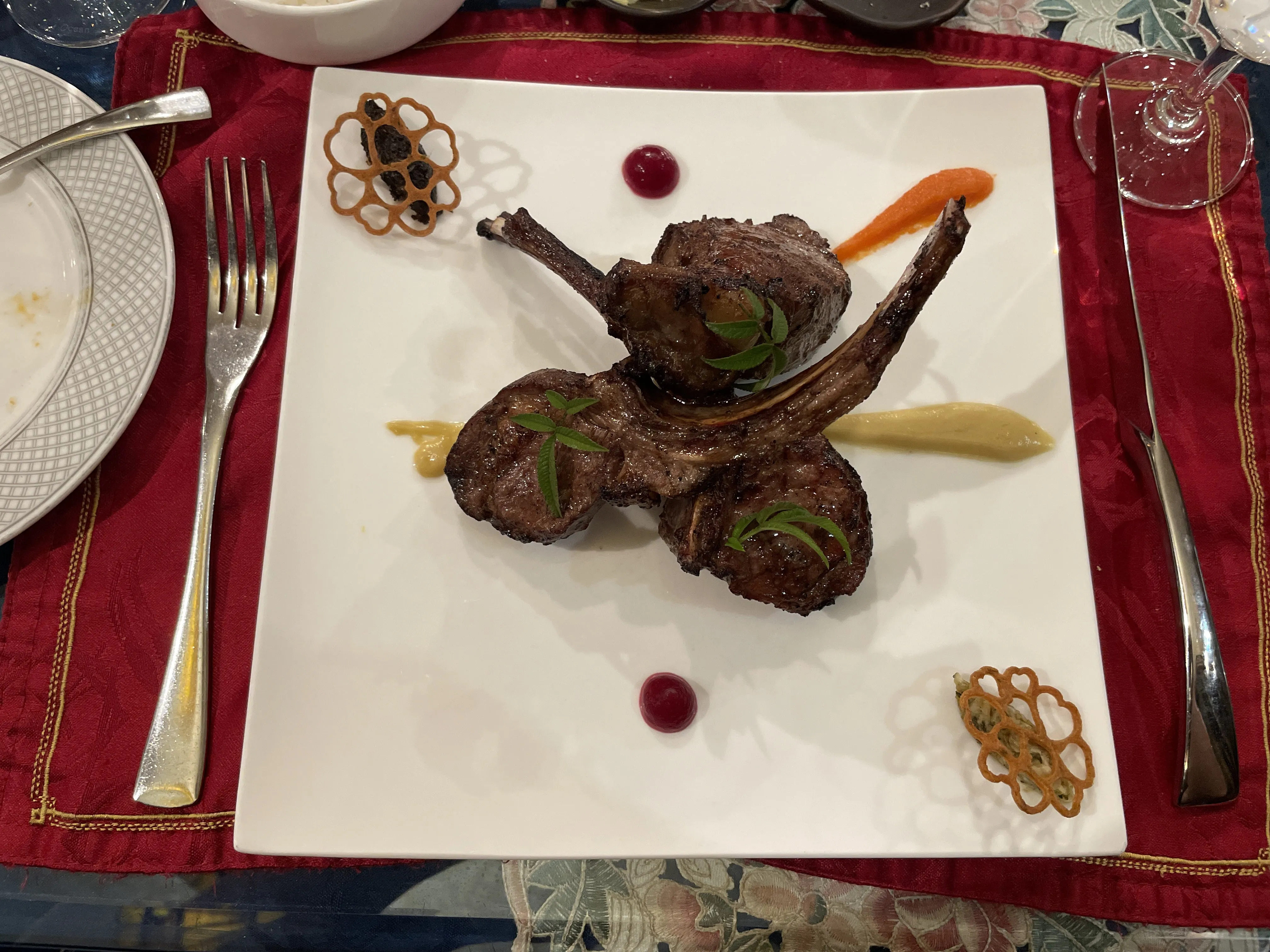主餐:三支帶骨烤小羊排,佐莓果醬點、胡蘿蔔泥與蕾絲脆餅