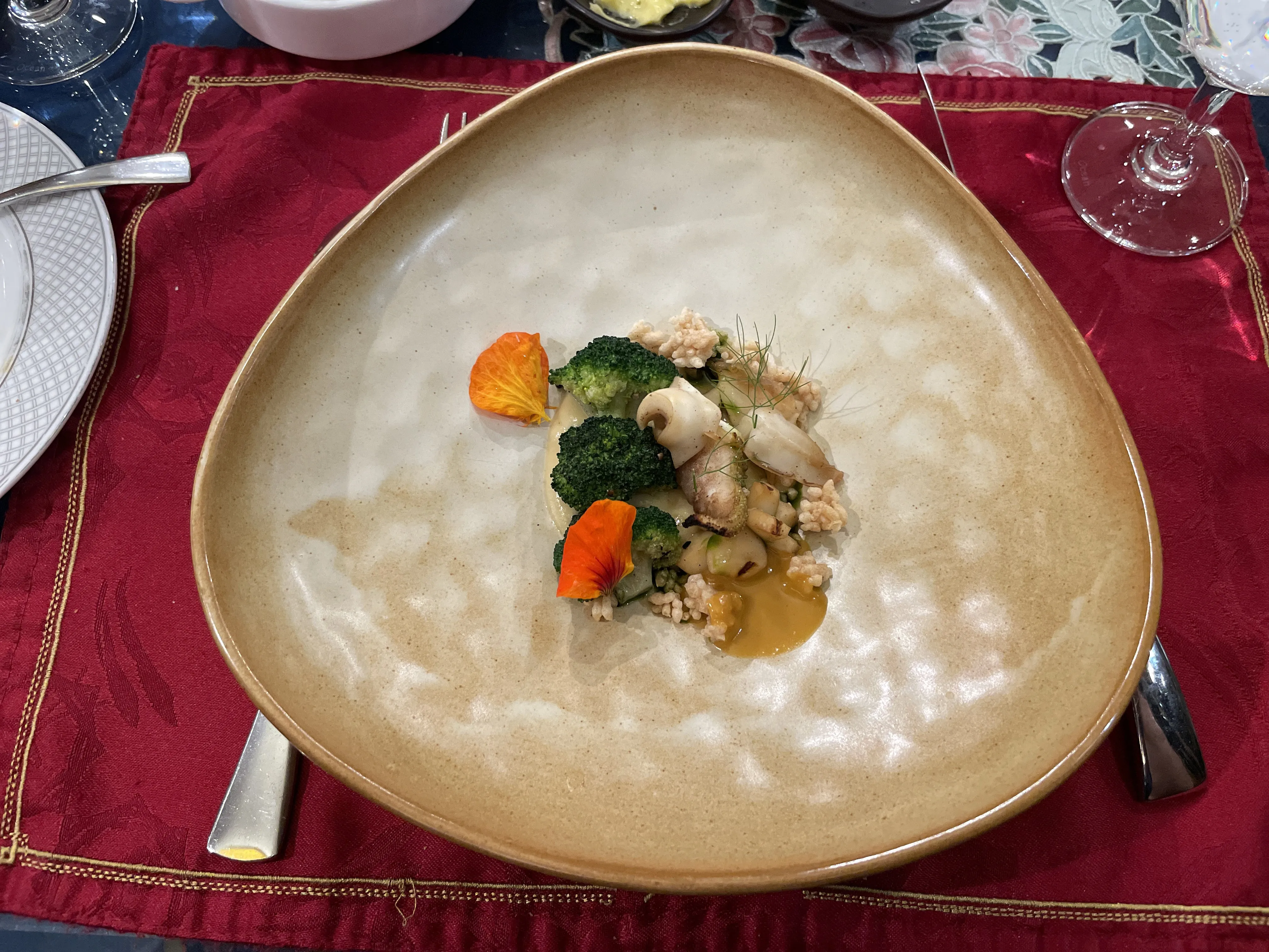 主餐:煎透抽配珍珠麥燉飯、青花菜與金蓮花,盛在陶質大盤