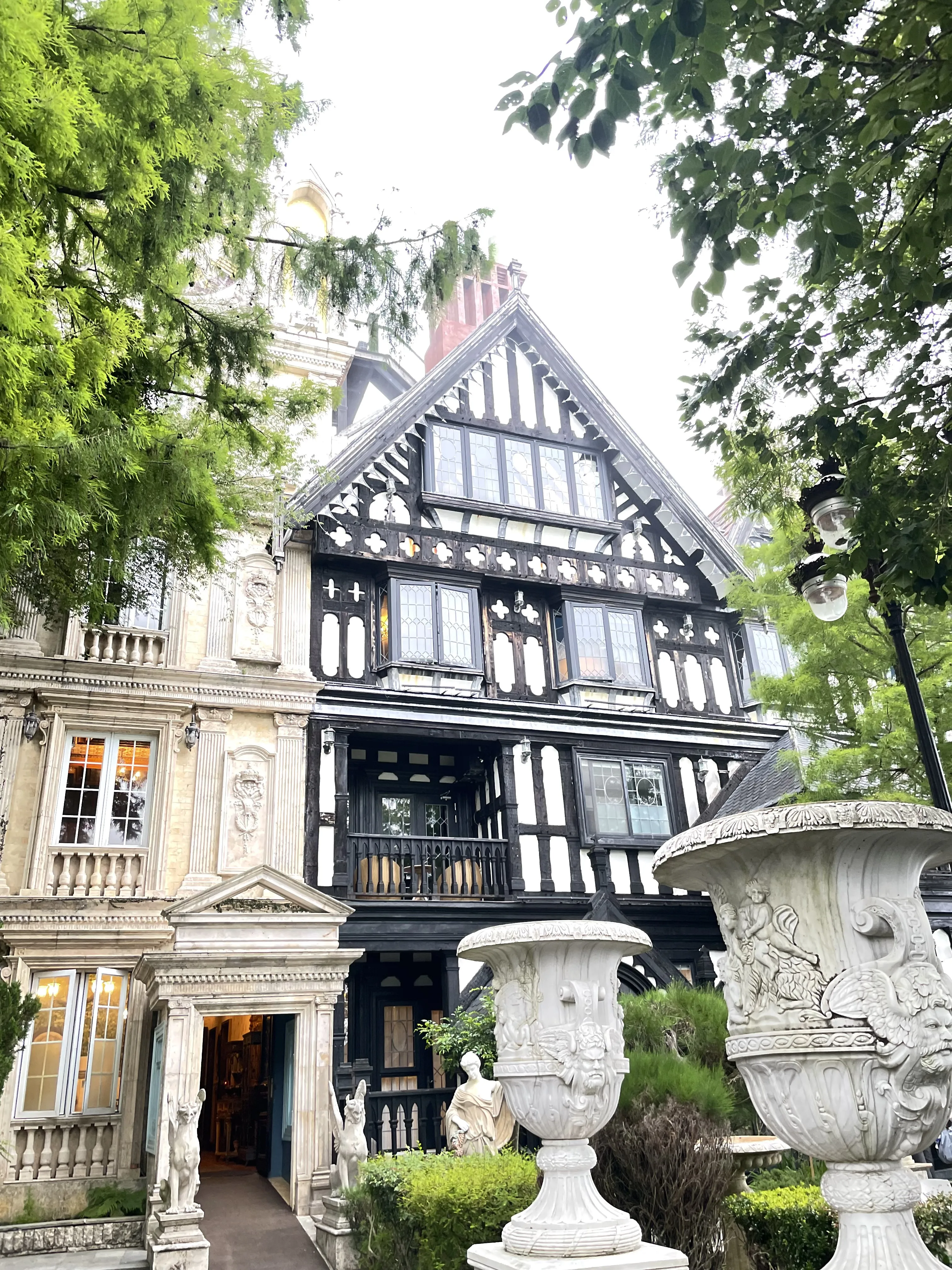 清境老英格蘭莊園外觀,霧中的都鐸式半木結構建築與巴洛克石雕