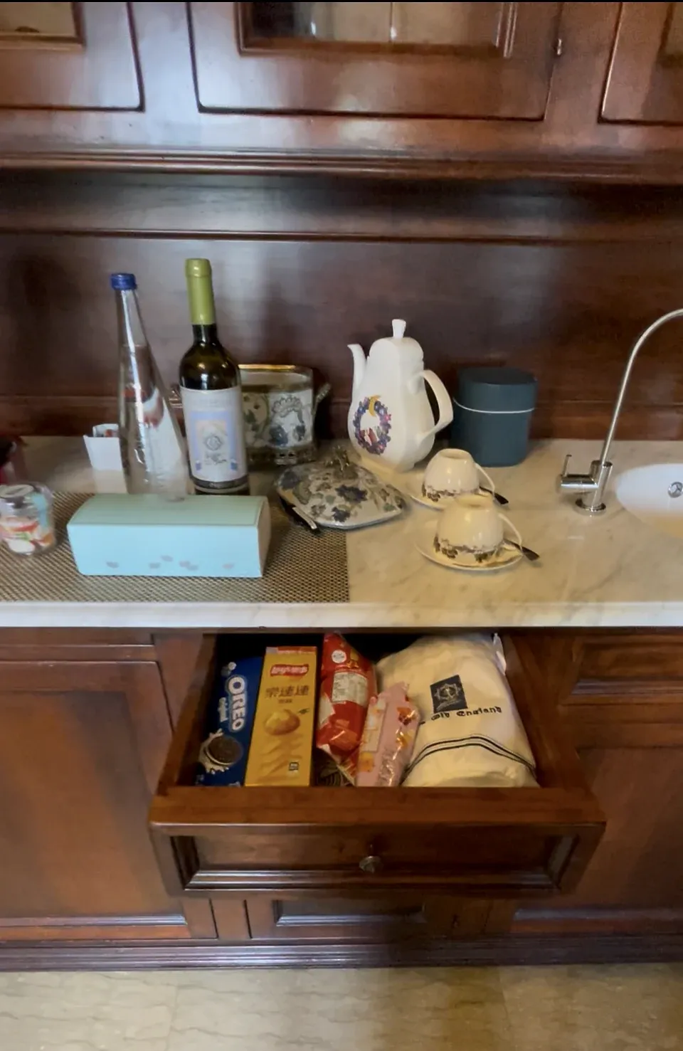 老英格蘭 Fantasia 套房內的免費 mini bar,桌上備有酒與茶具,抽屜裡放著餅乾和零食