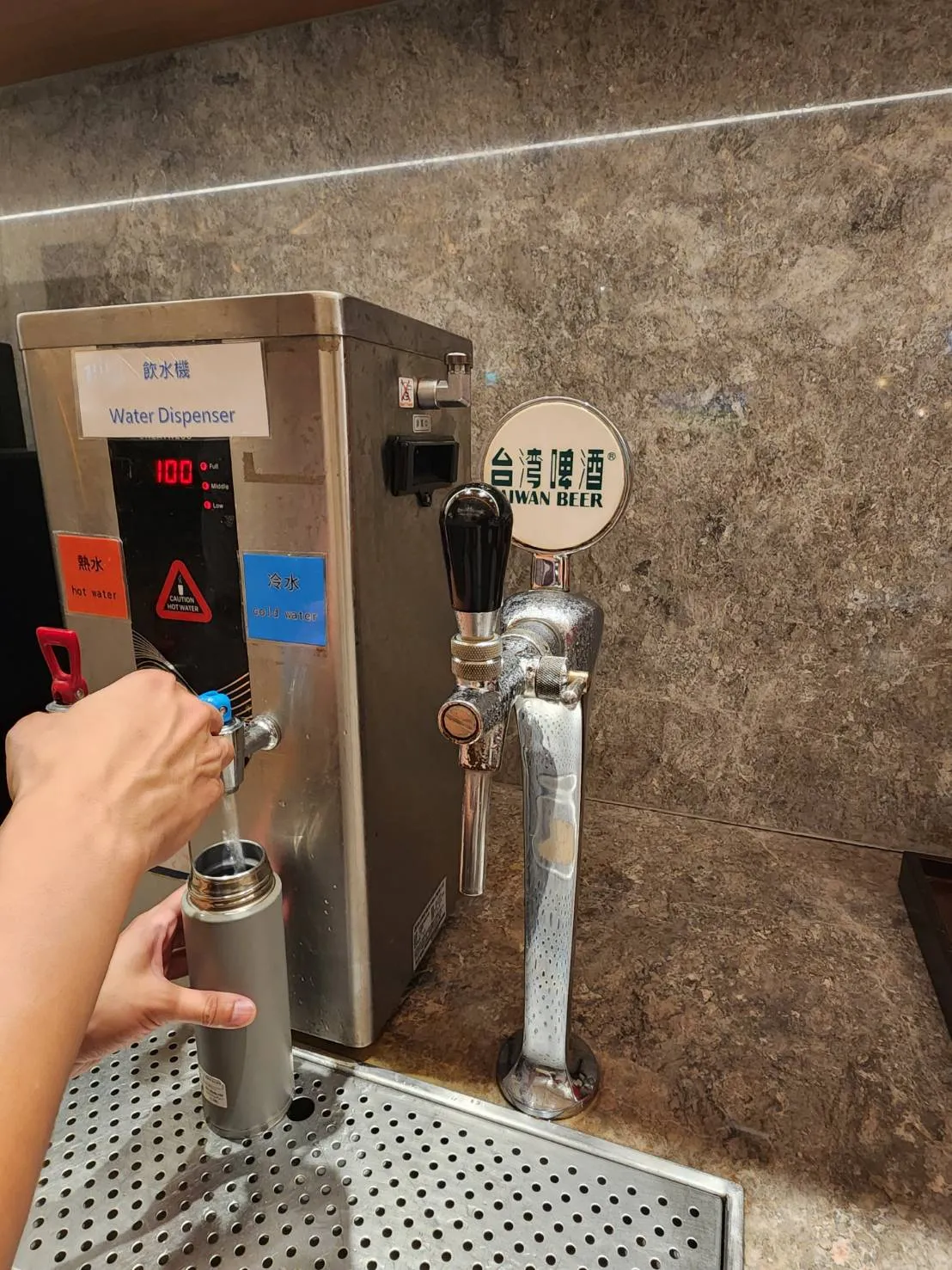 東方宇逸貴賓室的台灣啤酒生啤機，就在飲水機旁邊