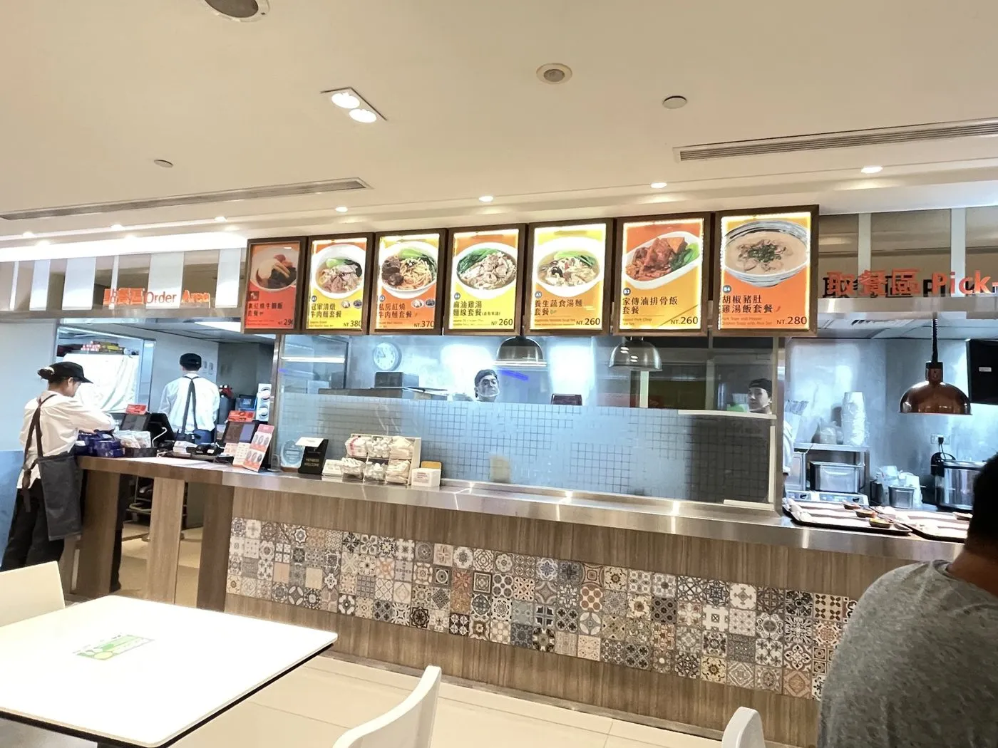 櫃台上方的燈箱套餐選單，紅燒牛肉麵套餐標價 NT.370（2026/7/30 拍攝）