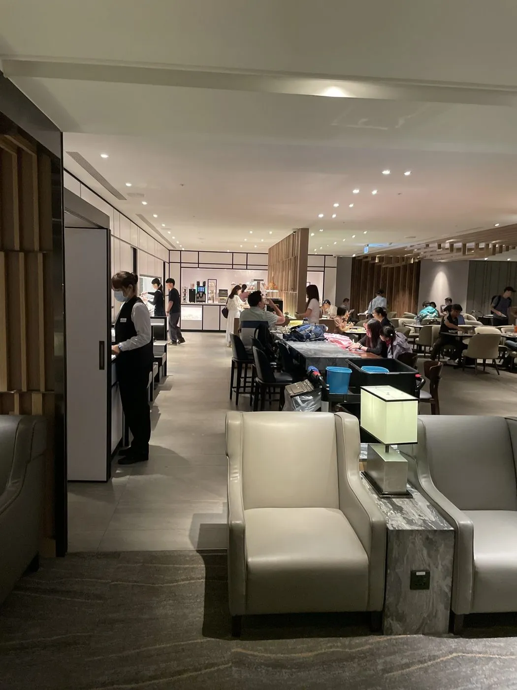 吃完後去的第一航廈 Plaza Premium Lounge