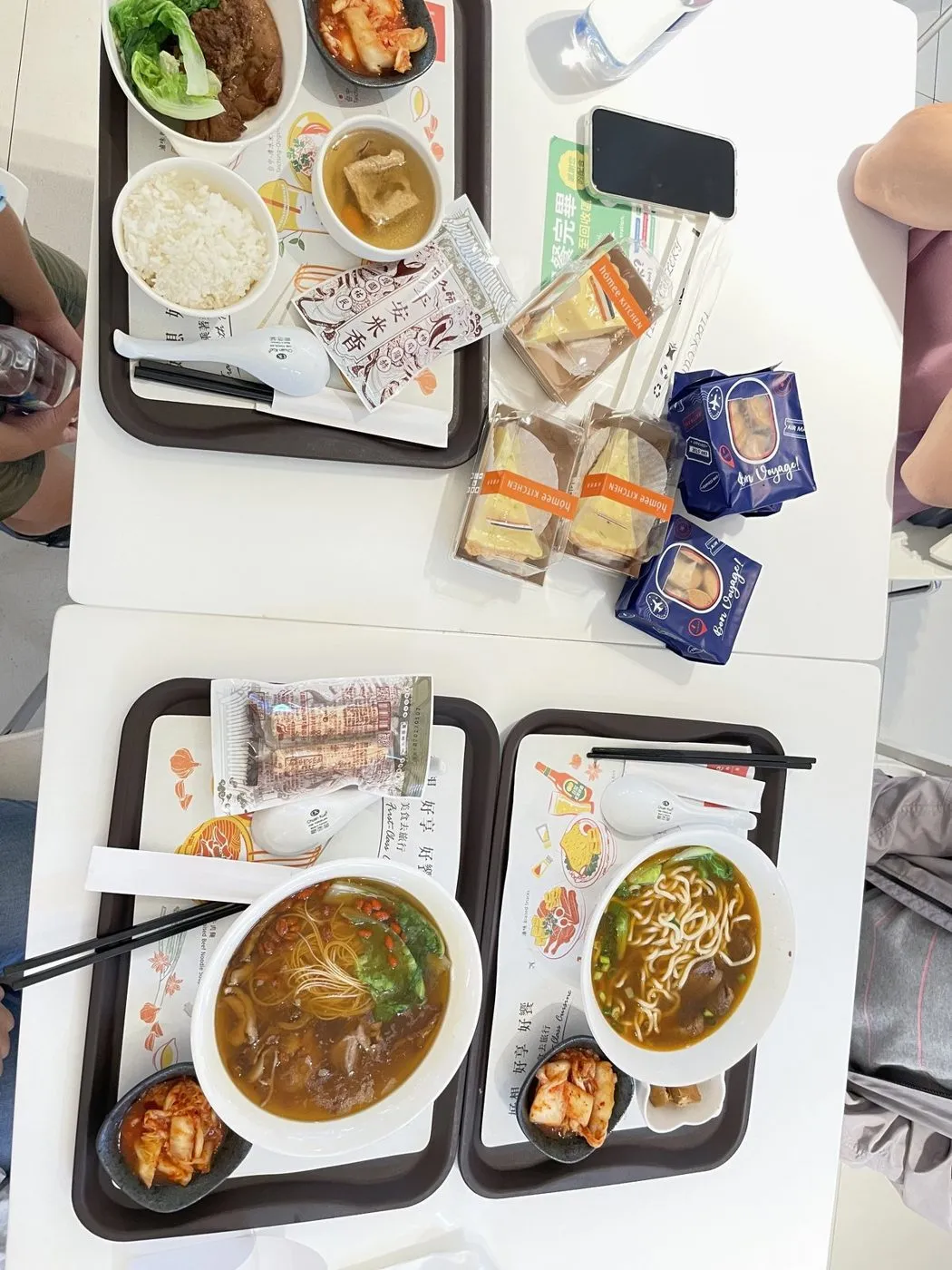 3 份套餐：紅燒牛肉麵、麻油雞湯麵線、滷排骨飯，加上附的餅乾、塔和水